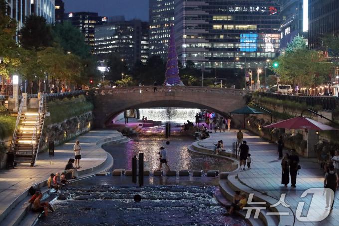 [사진] 기록적인 열대야에 청계천 찾은 시민들