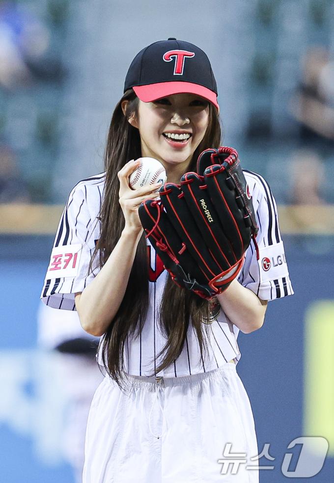 레드벨벳 아이린의 CF 한 장면을 연상시키는 시구로 눈길을 끌었다. ⓒ News1 이재명 기자