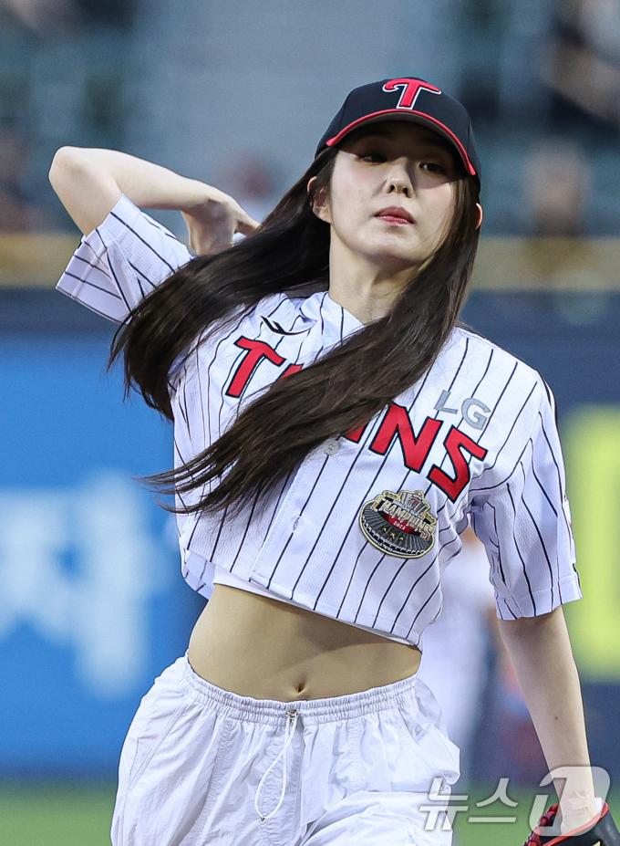 레드벨벳 아이린이 21일 오후 서울 송파구 잠실야구장에서 열린 프로야구 ‘2024 신한 SOL 뱅크 KBO리그’ SSG 랜더스와 LG 트윈스의 경기에서 시구를 하고 있다. ⓒ News1 이재명 기자