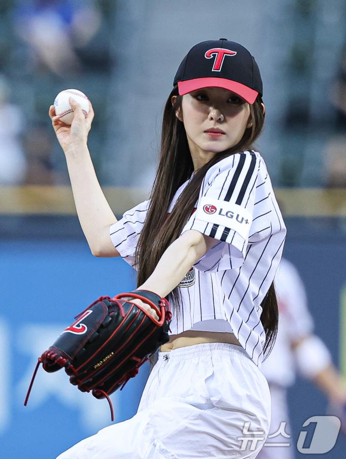 레드벨벳 아이린이 21일 오후 서울 송파구 잠실야구장에서 열린 프로야구 ‘2024 신한 SOL 뱅크 KBO리그’ SSG 랜더스와 LG 트윈스의 경기에서 시구를 하고 있다. ⓒ News1 이재명 기자