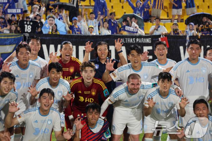 21일 오후 광주축구전용구장에서 열린 2024 하나은행 코리아컵 4강 1차전 광주FC와 울산 HD FC경기에서 1대0으로 승리 후 울산 김판곤 감독이 선수들과 기념촬영을 하고 있다. 2024.8.21/뉴스1 ⓒ News1 김태성 기자