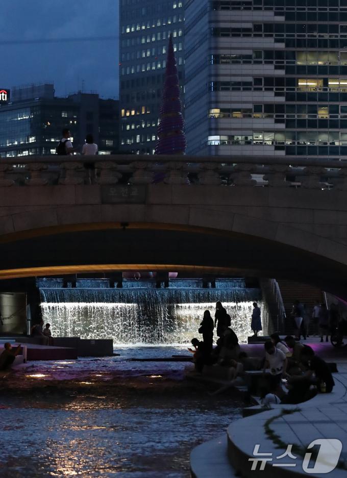 [사진] 열대야 식히는 청계천