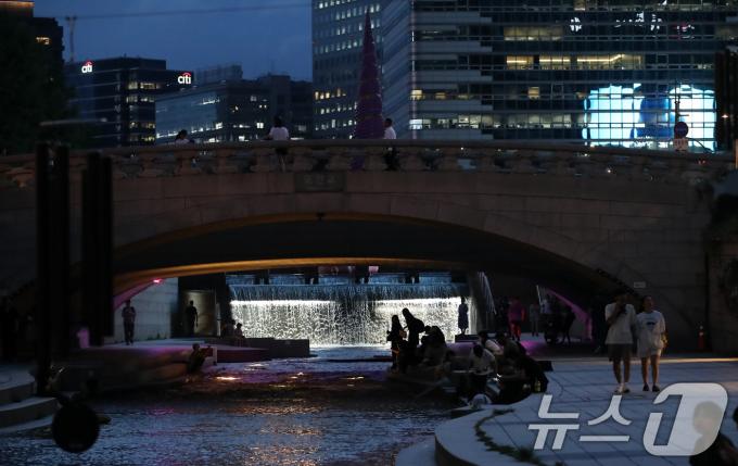 [사진] 지치지 않는 열대야