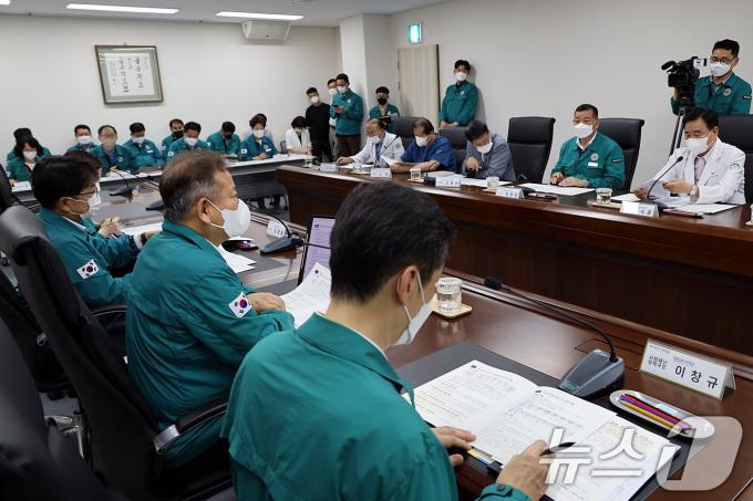 [사진] 이상민 장관, 공주의료원 방문해 코로나19 의료상황 점검