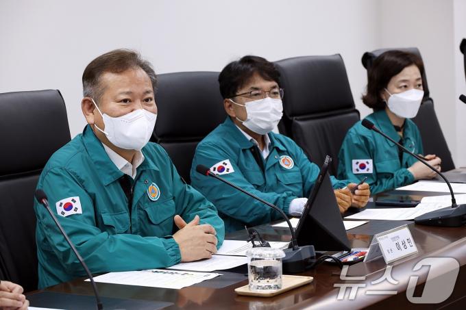 [사진] 코로나19 재유행 의료상황 점검하는 이상민 장관