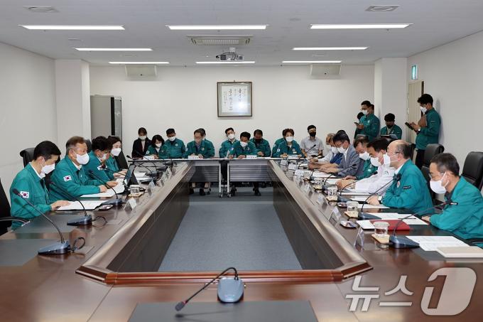 [사진] 코로나19 재유행 관련 공주의료원 방문한 이상민 장관