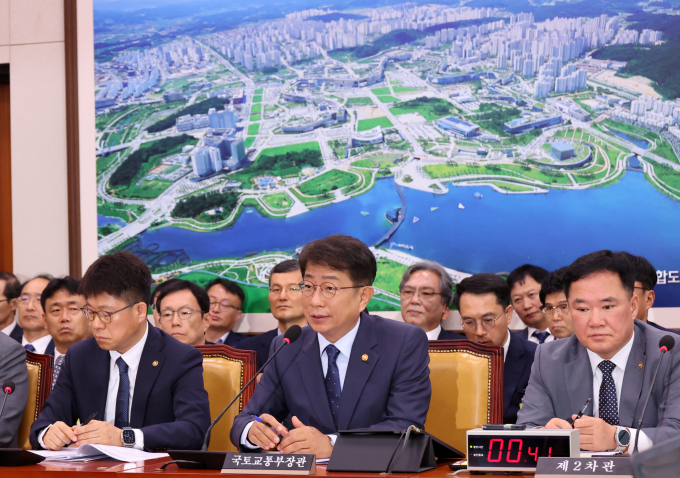 박상우 국토부 장관이 최근 수도권 일부 지역의 아파트값 상승은 공급에 대한 불안 심리와 금리 인하 기대감이 작용한 결과라고 진단했다. 사진은 박 장관(앞줄 가운데)이 지난 21일 서울 여의도 국회에서 열린 국토교통위원회 전체회의에 참석했던 모습. /사진=뉴시스