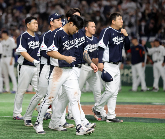 한국이 2026 WBC 조별리그에서 일본, 호주, 체코와 8강 진출을 다툰다. 사진은 지난해 WBC 조별리그 일본과 경기에서 패한 한국 선수들이 관중석에 인사하고 있다. /사진= 뉴스1