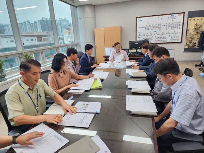 용인특례시는 기흥저수지 관리 기관인 한국농어촌공사와 함께 녹조 대책 마련을 위한 긴급회의를 열어 녹조 제거에 대해 논의 하고있다 / 사진제공=용인특례시