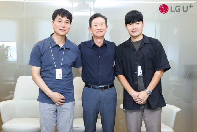 황현식 LG유플러스 사장(가운데)이 프랑스 파리에서 진행한 국제 스포츠 대회에서 방송 중계를 담당한 NW부문 이동일 방송중계팀 책임(왼쪽)과 송다슬 방송중계운영파트 선임을 만나 격려하고 있다. /사진=LG유플러스