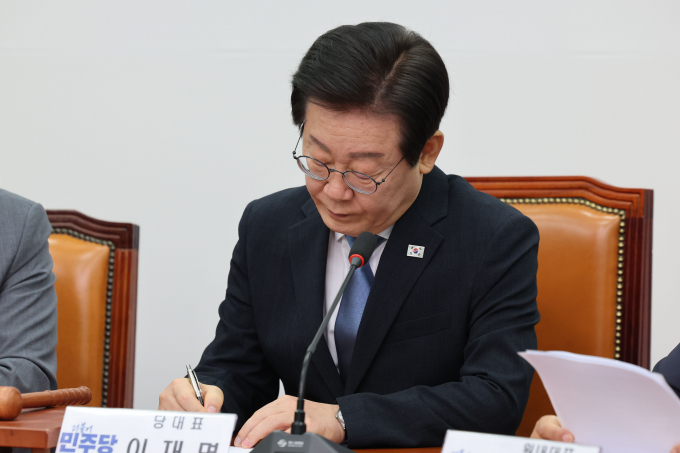 이재명 더불어민주당 대표가 신종 코로나바이러스 감염증(코로나19) 확진으로 문재인 전 대통령 예방 일정을 순연했다. 사진은 이 대표가 지난 21일 서울 여의도 국회에서 열린 최고위원회의에 참석한 모습. /사진=뉴시스