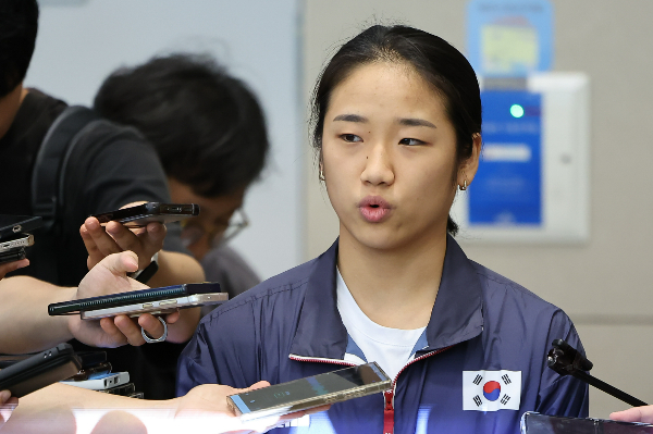 대한배드민턴협회와 갈등 중인 안세영이 귀국 후 첫 공식 행사에 참석한다. 사진은 지난 7일 2024 파리 올림픽 배드민턴 여자단식에서 금메달을 획득한 뒤 안세영이 인천공항을 통해 귀국한 모습. /사진=뉴스1 
