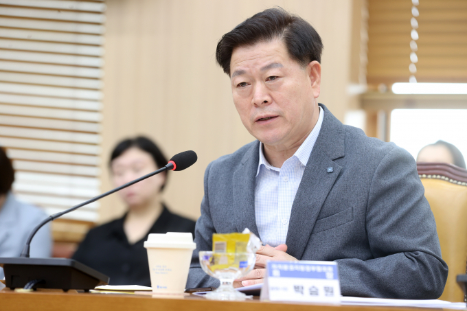 박승원 광명시장이 자치분권지방정부협의회 대표 자격으로 21일 오후 국회에서 신정훈 국회 행정안전위원회 위원장과 지방자치 발전 방안을 논의하는 간담회에서 발언하고 있다. / 사진제공=광명시