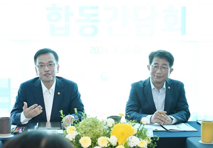 국토부와 LH가 신축매입임대주택을 내년까지 11만가구 이상 차질없이 공급하기 위해  추진 상황을 지속해서 점검·보완해 나가기로 했다. 사진은 최상목(왼쪽) 경제부총리 겸 기획재정부 장관과 박상우 국토교통부 장관이 지난 20일 부천시 소재  LH 신축 매입임대 사업지를 방문해 입주예정자와 민간사업자, 관계자들과의 간담회를 하던 모습. /사진=기재부(뉴시스)