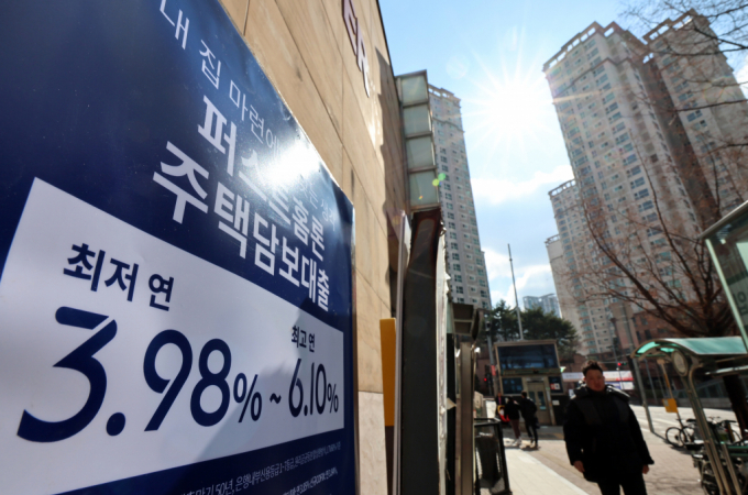 사진은 서울 시내 한 은행 주담대 상품 홍보물. /사진=뉴시스