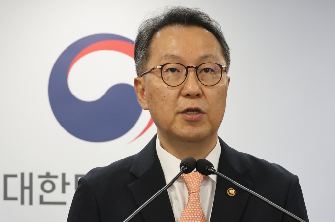 정부가 응급실 진료 공백 최소화를 위해 의료진에 대한 지원을 강화한다. 박민수 보건복지부 제2차관이 22일 오전 서울 종로구 정부서울청사에서 의사 집단행동 중앙재난안전대책본부(중대본) 회의 결과 브리핑을 하고 있다. /사진=뉴시스