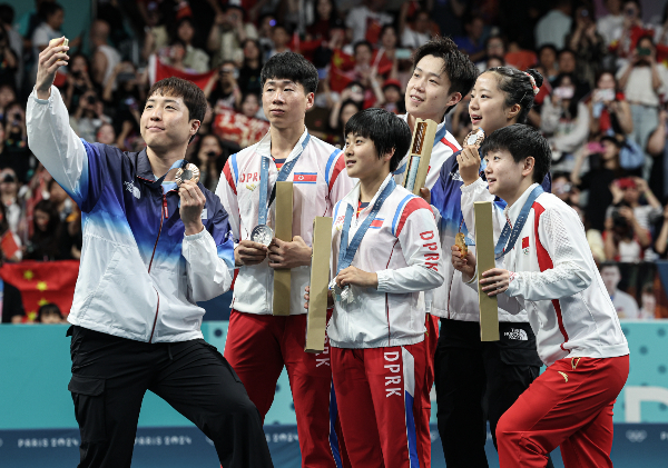 2024 파리올림픽 탁구 혼합복식 시상대에서 한국 선수단과 셀카를 찍으며 웃은 북한 선수들이 사상 평가를 받고 있는 것으로 알려졌다. 사진은 한국 탁구 대표팀 신유빈, 임종훈이 북한·중국 선수들과 사진을 찍는 모습. /사진=뉴스1