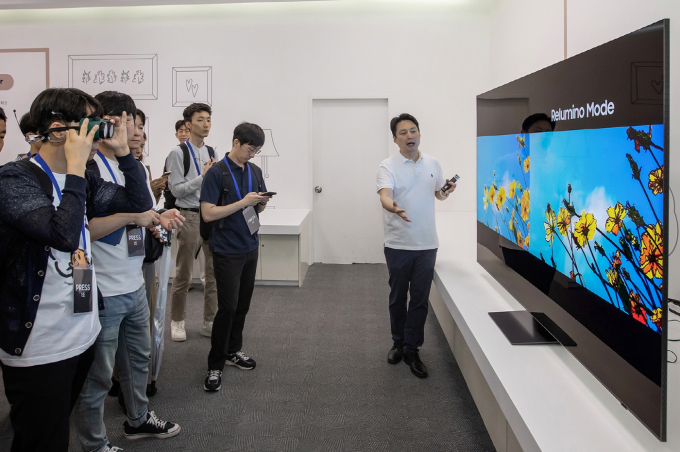 22일 삼성전자 수원사업장 디지털연구소에서 회사 관계자가 삼성 AI TV 기능을 설명하고 있다. / 사진=삼성전자