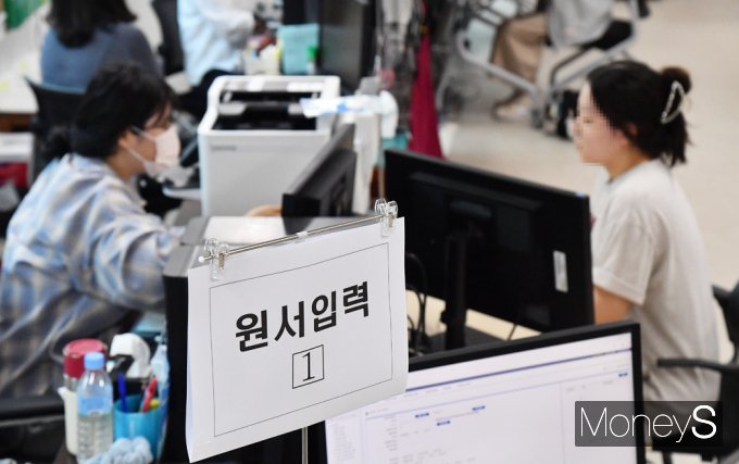 [머니S포토] 2025학년도 수능 응시원서 접수...오늘부터 12일간
