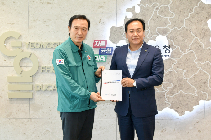  이권재 오산시장(오른쪽)이 21일 오후 임태희 경기도교육감(왼쪽)을 만나 교육현안 관련 주요 건의사항을 전달하고 있다. / 사진제공=오산시 