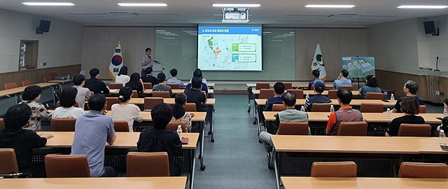 지난 21일 상주 스마트팜 혁신밸리 대회의실에서 '대구 군부대 이전사업' 주민설명회가 열리고 있다./사진제공=경북 상주시