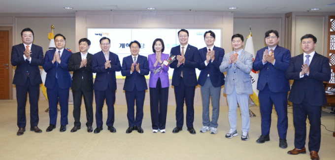 강기정 광주광역시장(왼쪽 다섯번쨰)이 22일 오전 시청 비즈니스룸에서 개혁신당 허은아 대표, 천하람 원내대표 등 지도부와 간담회를 갖고 광주시 주요 현안을 논의한 뒤 기념촬영을 하고 있다./사진=광주시