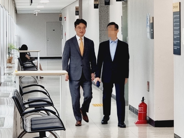 22일 서울동부지방법원이 정보통신망이용촉진및정보보호등에관한법률 위반 혐의로 기소된 박 전 회장에게 징역 6개월에 집행유예 2년을 선고했다. 박 전 회장이 이날 법정에 들어서고 있다. /사진=뉴스1
