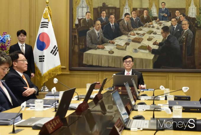 기준 금리를 결정하는 금융통화위원회 정례회의가 22일 서울 중구 남대문로 한국은행에서 진행된 가운데 이창용 한은 총재가 회의를 주재하고 있다./사진=임한별 기자