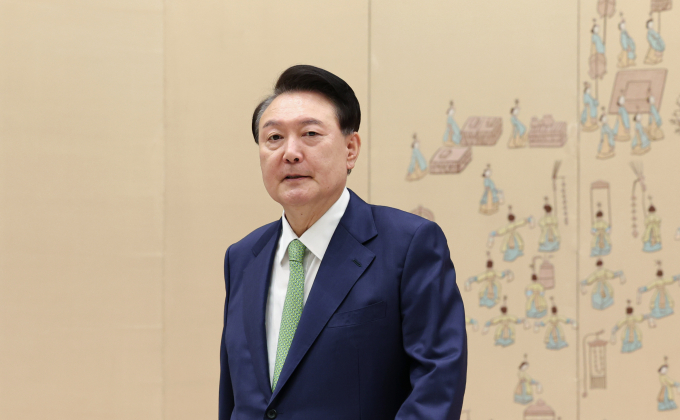 윤석열 대통령이 한국계 학교인 교토국제고의 일본 전국 고교 야구선수권대회 결승 진출에 대해 자랑스럽다며 응원의 메시지를 전했다. 사진은 윤 대통령이 지난 20일 서울 용산 대통령실 청사에서 열린 재외공관장 신임장 수여식을 마치고 환담장으로 향하는 모습. /사진=뉴시스(대통령실통신사진기자단) 
