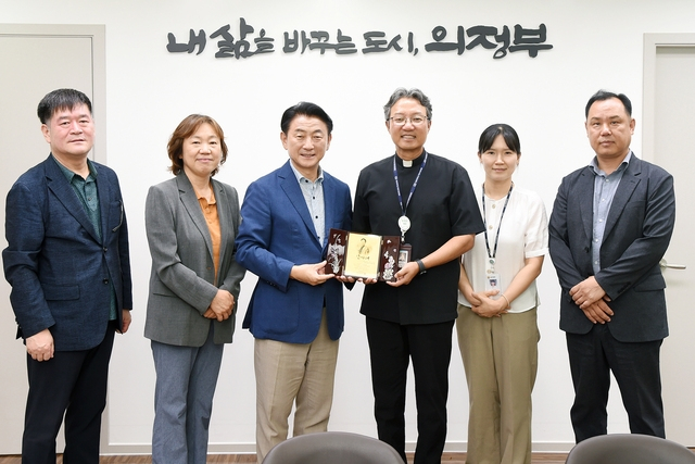 김동근 의정부시장(오른쪽 네번째)이  21일 김희철 의정부성모병원 행정부원장(오른쪽 세번째)에게 감사패를 수여하고 있다. / 사진제공=의정부시