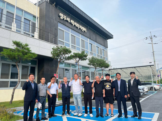 양주시와 택시 법인, 개인택시 관계자가 참석한 가운데 간담회를 갖고 심야시간대 택시 승차난 해소방안 등을 논의한 뒤 기념촬영을 하고 있다. / 사진제공=양주시