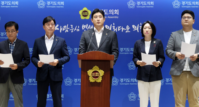 이상원 경기도의회 국민의힘 대변인(가운데)이 22일 도의회에서 기자회견을 하고 있다. 사진제공=경기도의회 
