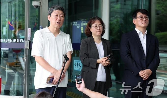 '일제 강제 징용' 관련 유가족 측 대리인이 22일 서울 서초구 서울중앙지법 별관에서 열린 일본제철 주식회사 손해배상 2심 선고를 마친 후 입장을 밝히고 있다. 2024.8.22/뉴스1 ⓒ News1 김성진 기자