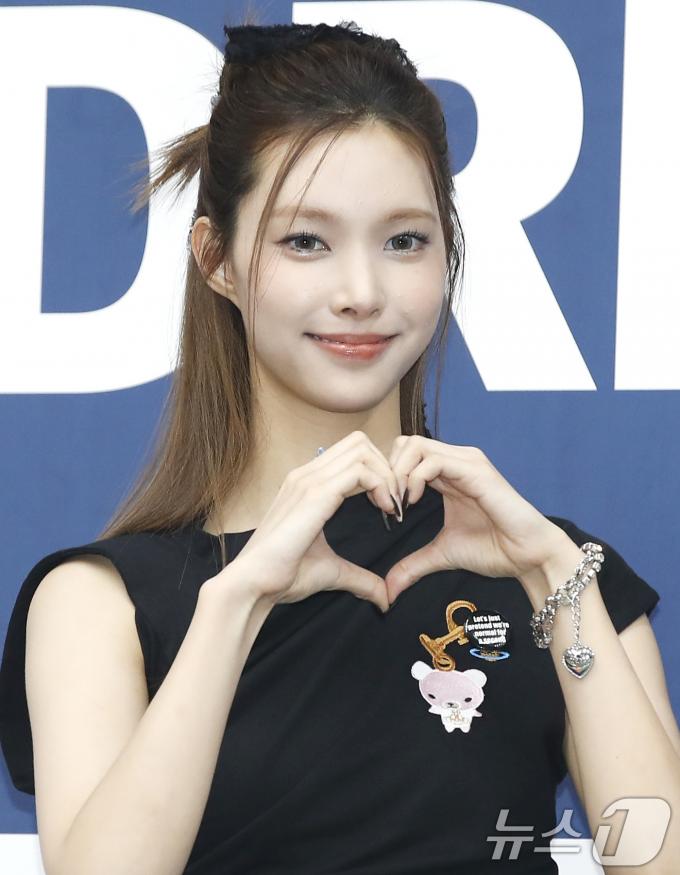 [사진] 아일릿 윤아, 심장 쿵쾅쿵쾅 하트