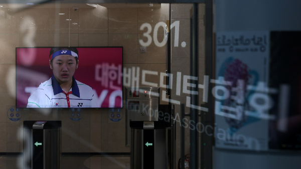 국회 문화체육관광위원회 소속 더불어민주당 의원들이 배드민턴 금메달리스트 안세영과 비공개 간담회를 가졌다. 사진은 지난 16일 서울 송파구 올림픽회관 로비에 안세영의 모습이 나오는 장면. /사진=뉴시스