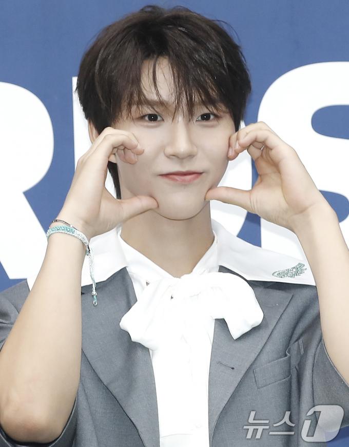 [사진] NCT위시 재희, 내 볼에 하트