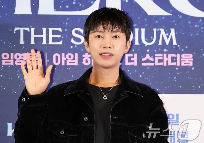 가수 임영웅이 22일 오후 서울 CGV 용산아이파크몰에서 열린 '임영웅│아임 히어로 더 스타디움' 무대인사에 참석해 포즈를 취하고 있다. 임영웅의 지난 5월 서울월드컵경기장 공연 실황과 뒷 이야기를 담은 '임영웅│아임 히어로 더 스타디움'은 오는 28일 CGV에서 단독 개봉한다. 2024.8.22/뉴스1 ⓒ News1 김진환 기자