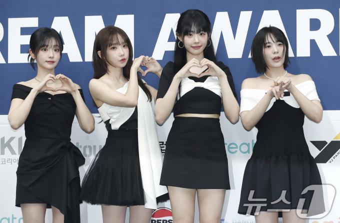 [사진] QWER, 하트 요정들