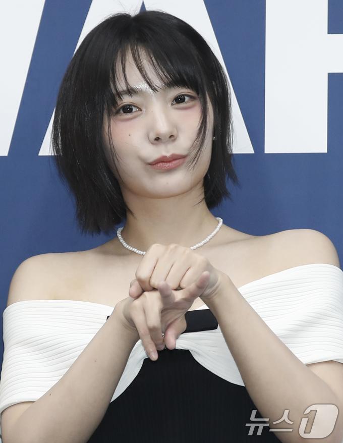[사진] QWER 시연, 단발 요정
