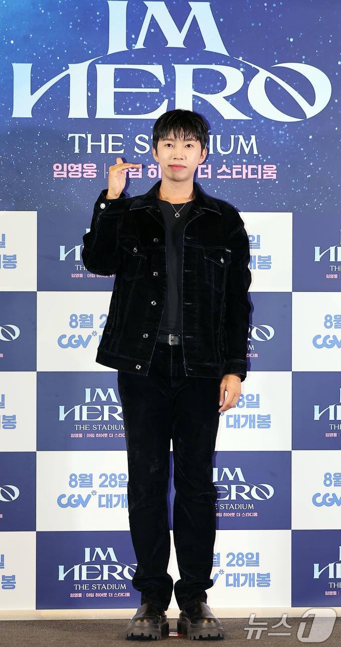 [사진] 포즈 취하는 '히어로' 임영웅