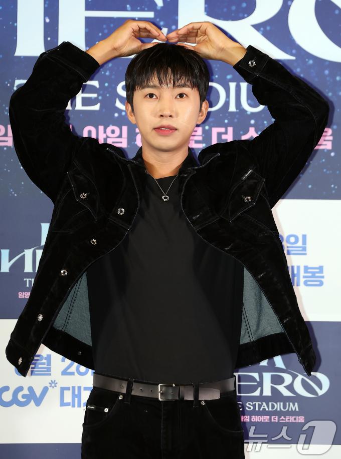 가수 임영웅이 22일 오후 서울 CGV 용산아이파크몰에서 열린 '임영웅│아임 히어로 더 스타디움' 무대인사에 참석해 포즈를 취하고 있다. 임영웅의 지난 5월 서울월드컵경기장 공연 실황과 뒷 이야기를 담은 '임영웅│아임 히어로 더 스타디움'은 오는 28일 CGV에서 단독 개봉한다. 2024.8.22/뉴스1 ⓒ News1 김진환 기자