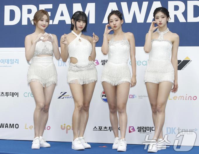 [사진] 키스오브라이프, 블링블링 인사
