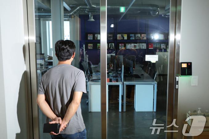 19일 서울 성동구 알렛츠 사무실을 찾은 피해자가 불 꺼진 사무실을 바라보는 모습. 2024.8.19/뉴스1 ⓒ News1 신웅수 기자