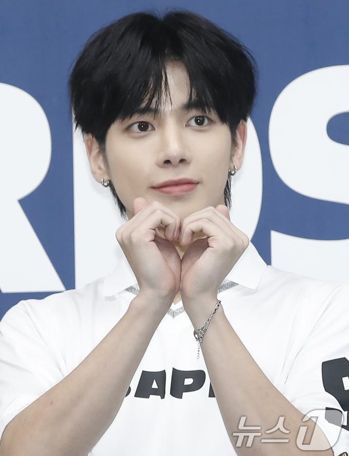 [사진] 태현, 사랑가득 담은 소중한 하트