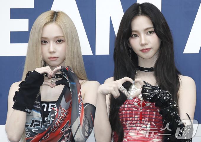 [사진] 윈터·카리나, 누구 하트 받으실래요?