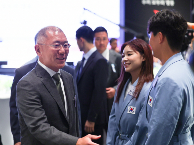 정의선 현대차그룹 회장이 '2024 파리올림픽 선수단 격려 행사'에서 양궁 국가대표팀 선수들을 격려했다. /사진=뉴시스