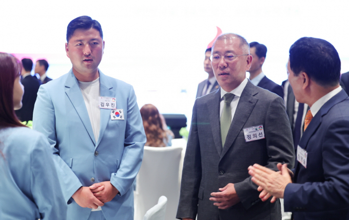 정의선 현대차그룹 회장이 '2024 파리올림픽 선수단 격려 행사'에서 양궁 국가대표팀 선수들을 격려했다. /사진=뉴시스