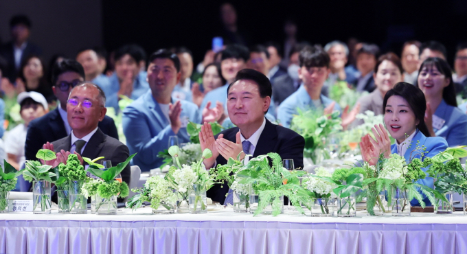 윤석열 대통령과 김건희 여사가 22일 서울 한 호텔에서 열린 '2024 파리올림픽 선수단 격려 행사'에 참석해 정의선 현대차 회장과 함께 박수치고 있다. /사진=뉴시스