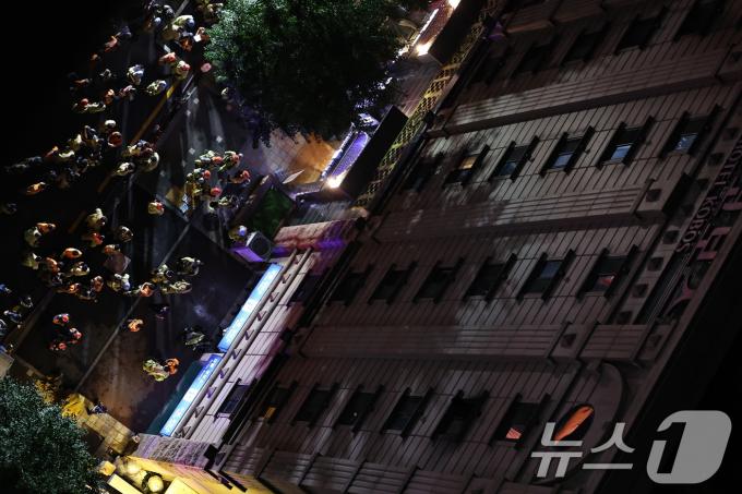 [사진] 화재진압 마치고 실종자 수색작업