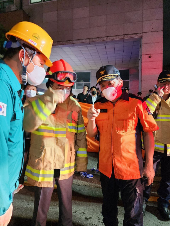 김동연 경기도지사(가운데)가 22일 부천 호텔 화재 현장을 지휘하고 있다. / 사진제공=경기도